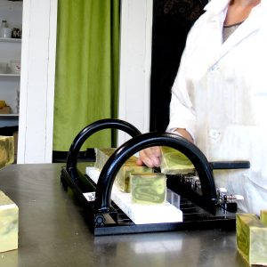 Démonstration de fabrication de savon à la Savonnerie des Adrets