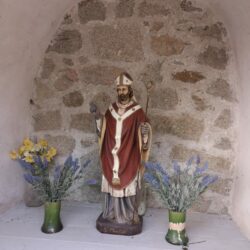 Statue de St-Martin dans la chapelle du Vieux-Rouziers.