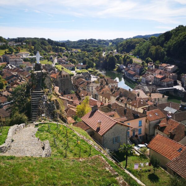 Vue sur le village de Laroquebrou depuis l'esplanade du château