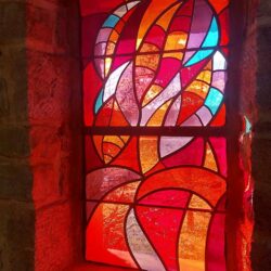Un des vitraux de l'église du Rouget