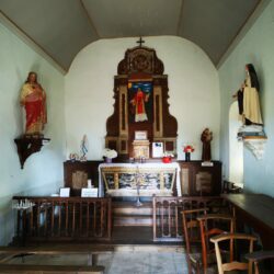 Intérieur de la chapelle du Puy Saint-Laurent avec la statue du Saint.