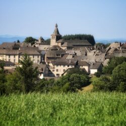 Vue de la cité de Montsalvy depuis le Puy de l'Arbre