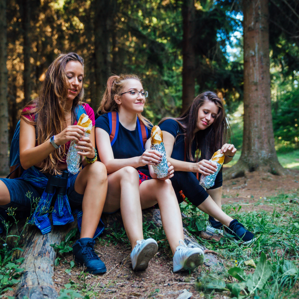 Vous êtes partis marcher sans prendre de pique-nique ? Pas de panique ! Découvrez les restaurants et snacks à proximité de votre sentier de rando !