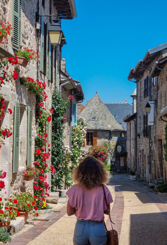 ©️Petite Plume - Marcolès rue longue rosiers