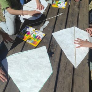 Atelier cerf-volant aux Tours de Merle, spécial Halloween – « Vole, petit fantôme »